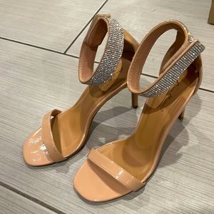 I’m selling this heels shoes, really really pretty.